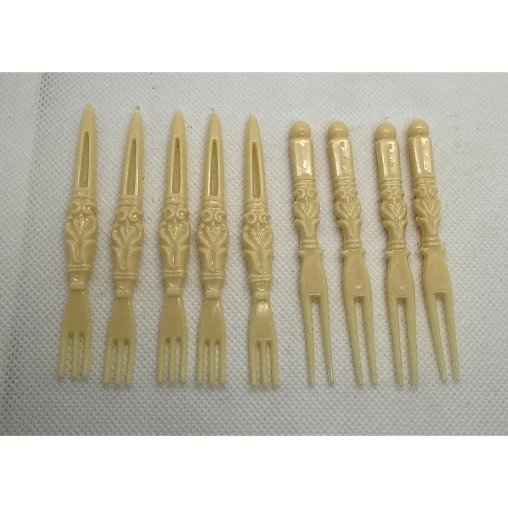 Vintage Appetizer Cocktail Forks -Mid Century - Cream Color Plastic - Lot Of 9‎